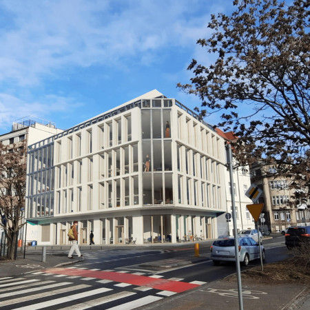 Smartglass Fa&ccedil;ade and Flexible Walls in a Sustainable Urban Office Environment