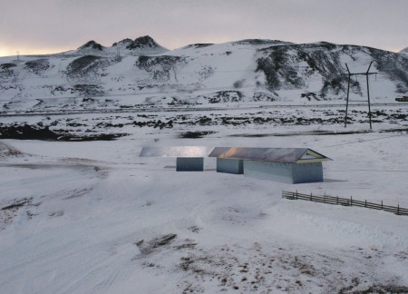 Charred Wood Exteriors and Thermal Insulation Define a Multifunctional Retreat in Nordic Peaks