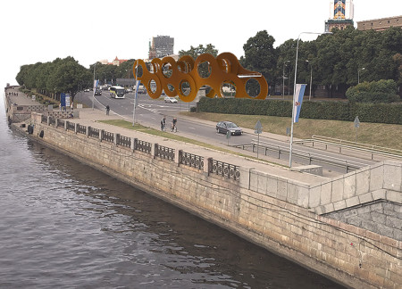 Chain-Like Structure Crafted from Steel and Concrete Serving as a Cultural Gathering Space