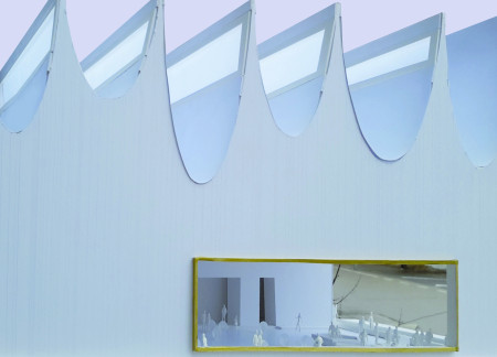 Wave-Like Roof of Aluminum Composite and Glass Fosters Light in a Cultural Laboratory