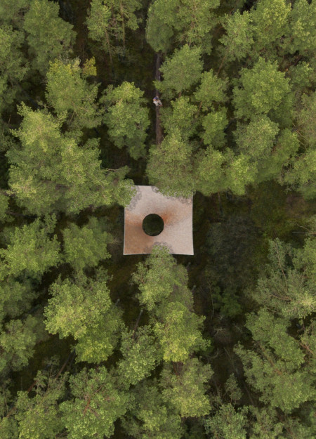 Curved Roof Retreat with Timber Panels and a Natural Landscape Connection