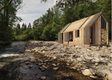 Elevated Retreat with Glazed Fa&ccedil;ade and Hemp Insulation