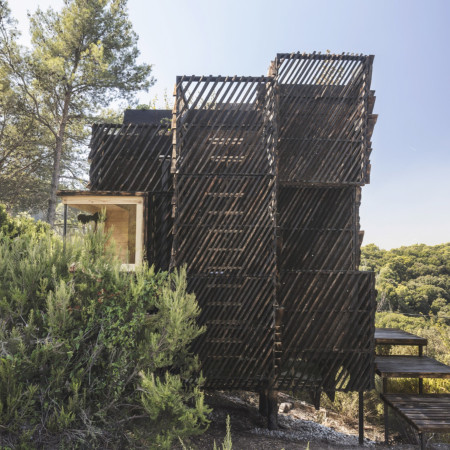 Charred Slats and Cross-Laminated Timber in a Compact Quarantine Cabin