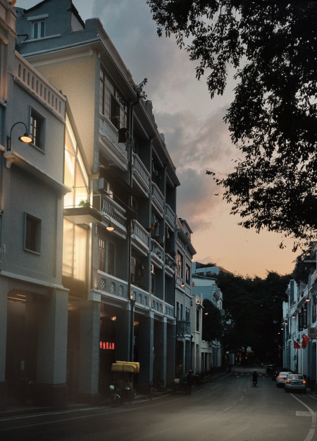 Illuminated Gaps with Solar Panels and Plywood Enhancing Urban Space