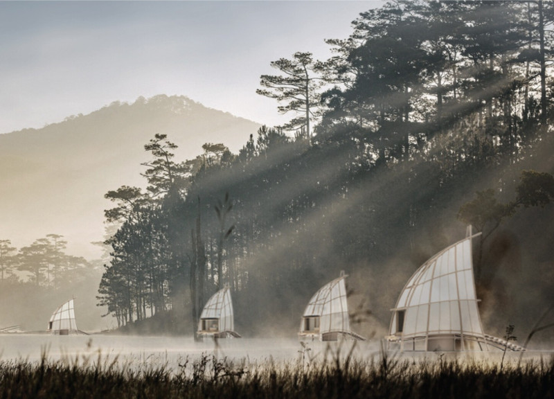 Buoyant Structure Crafted from Reclaimed Wood and Sustainable Composite Decking in a Water-Dependent Landscape