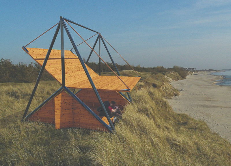 Thermal Mass and Coastal Integration in a Sustainable Timber Retreat