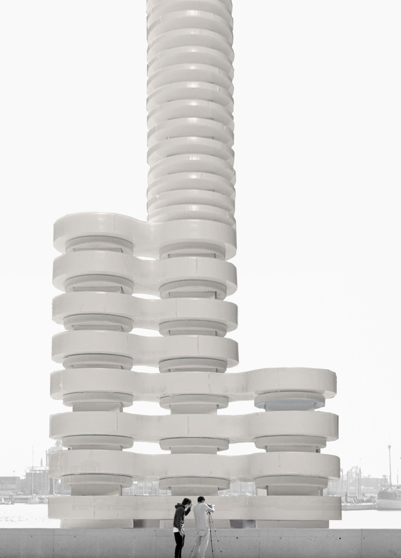 Flexible Office Spaces Supported by Metallic Beams and Concrete Cores