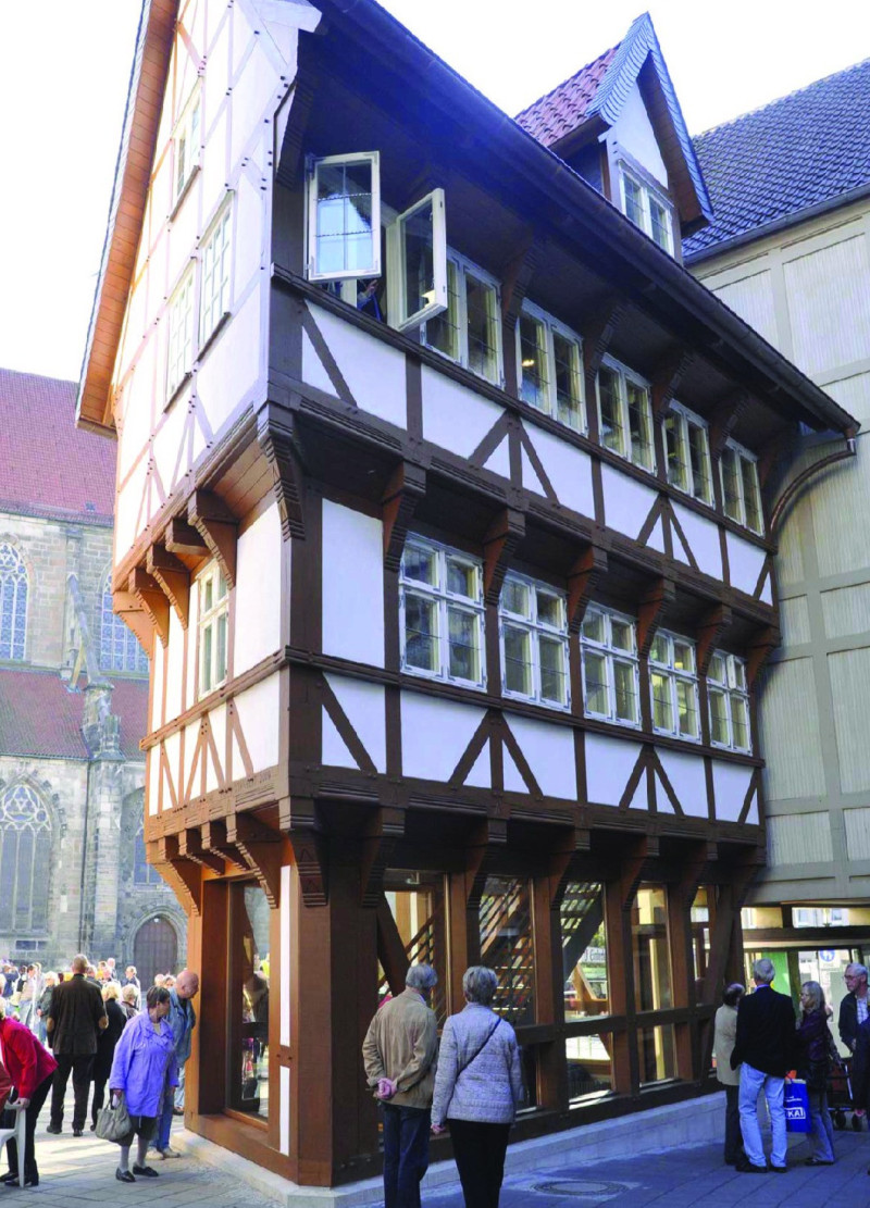 Aquaponics-Focused Microhome with Photovoltaic Energy Solutions