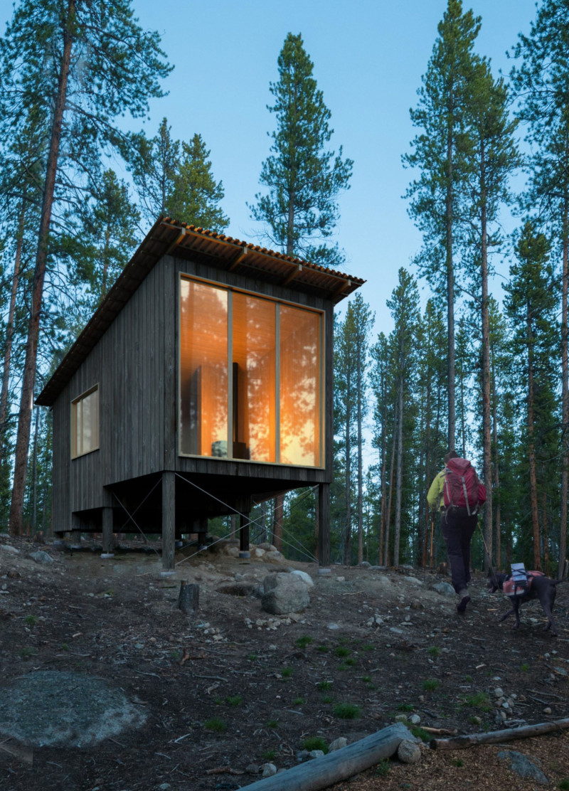 Salvaged Timber Structures and Operable Windows in a Tranquil Retreat